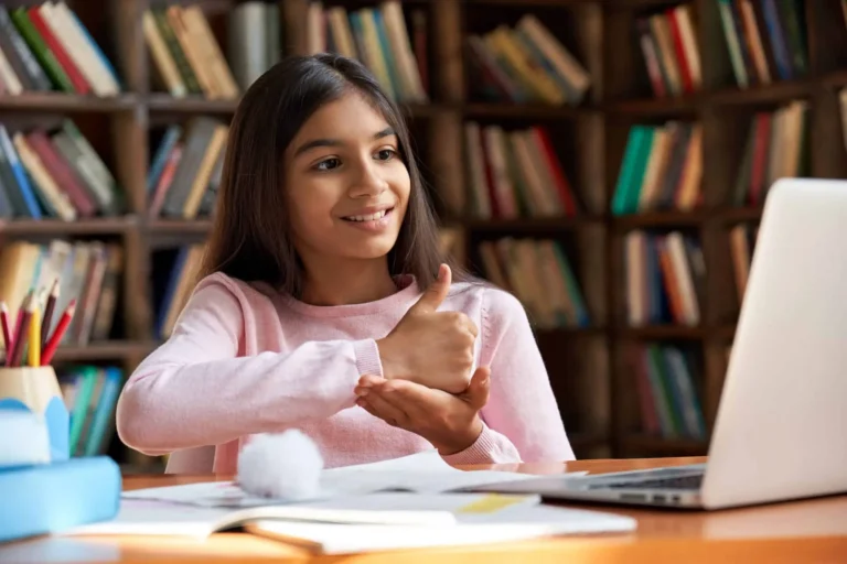 De fato, entre nós: educação inclusiva para estudantes surdos
